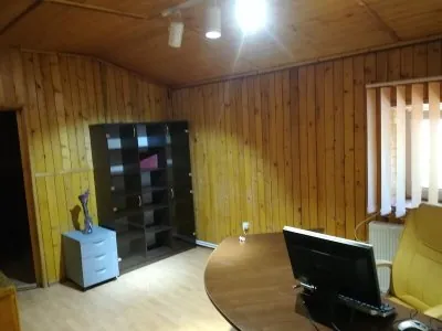 Unirii Calea Calarasilor-Hala Traian  vila p+1  etajul 1 apt.2 cam 32 mp pt.activitati firme chiria 260 Euro