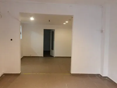 Unirii bd.Decebal adiacent se inchiriaza corp de casa intrare din strada 70 mp 800 E