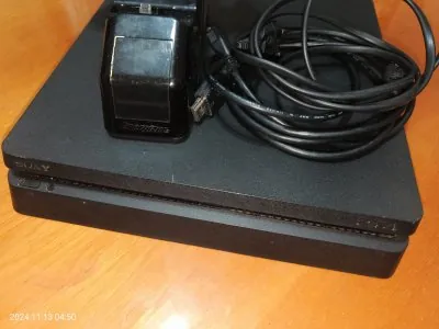 Vând PlayStation 4 slim memorie 512 Gb