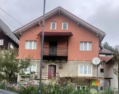 VAND DEMISOL SI PARTER situate in vila  Vila e compusa din D P E