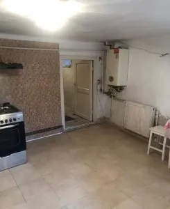 VAND DEMISOL SI PARTER situate in vila  Vila e compusa din D P E