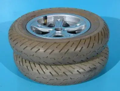 Roata originala cu cauciuc si camera  3.00-8