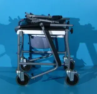 Scaun cu rotile si wc