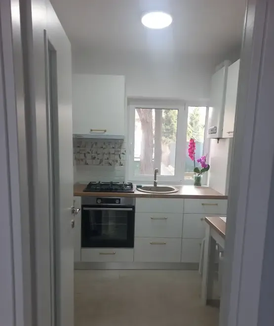 Proprietar inchiriez garsoniera in vila