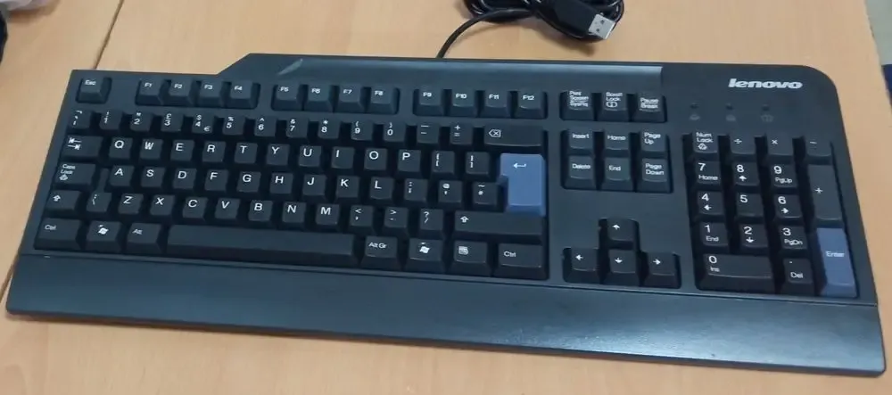 Vand Tastatura LENOVO cu fir si mufa USB