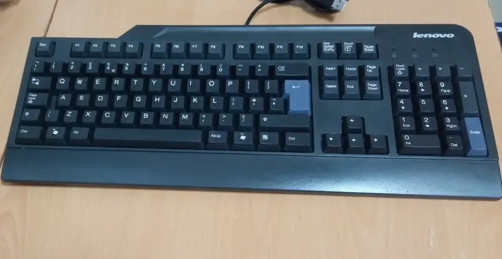 Vand Tastatura LENOVO cu fir si mufa USB