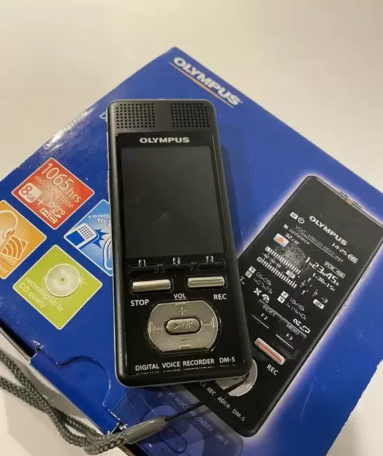 Comenzi vocale Olympus DM-5 cap de serie versatil