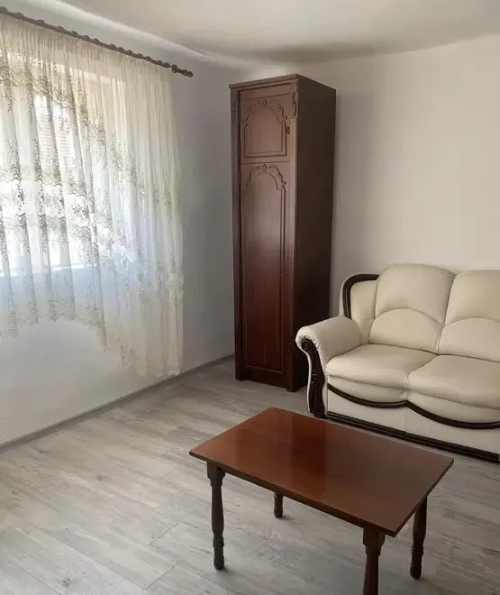 Inchiriez casa in Deta recent renovata