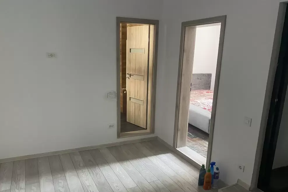 Romana metrou apt in vila ideal firme 700 E