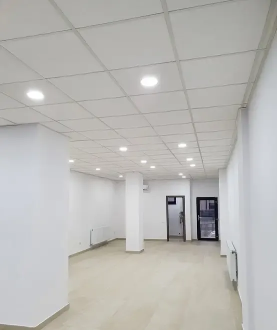 Spatiu comercial parter de inchiriat - 73 mp - 600 EUR/luna - Showroom Bloc DC5 Ramnicu Valcea