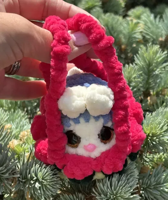 Iepuras intr-un cos crosetat manual