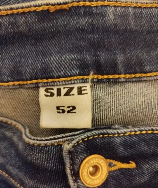 Blugi albastri evazati