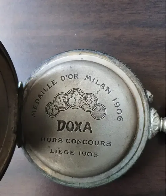 ceas vintage DOXA