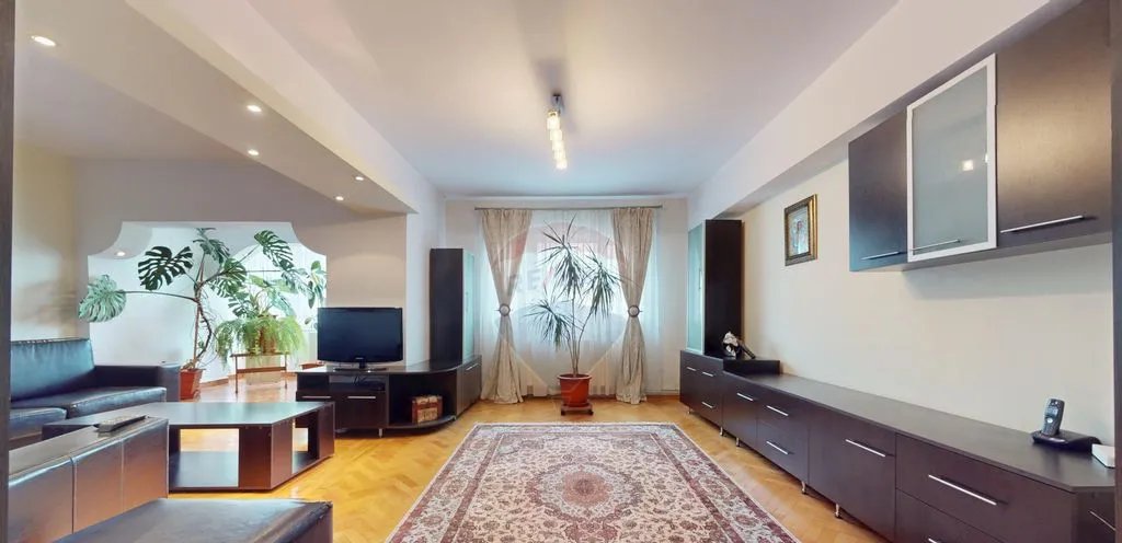 Apartament spatios cu 3 camere 4 2 bai si veder