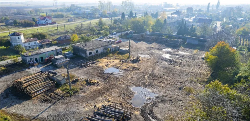 Racaciuni teren intravilan 6 886mp hale in suprafata de