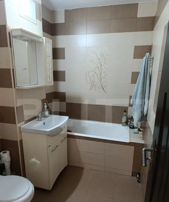 Apartament spatios 4 camere 2 bai 2 balcoane loc de