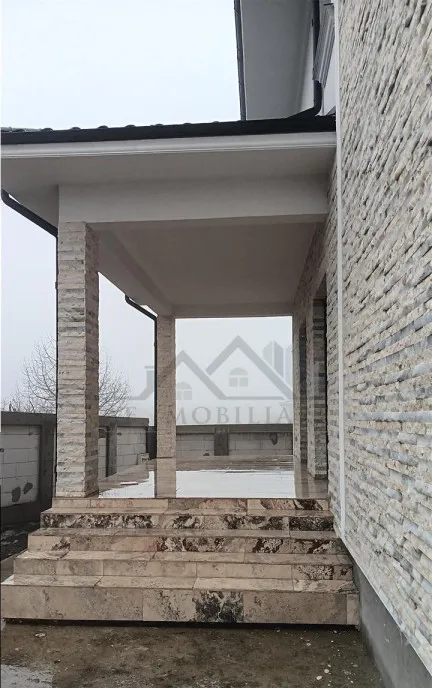 Aroneanu vila lux su 246 teren 750mp zona centrala