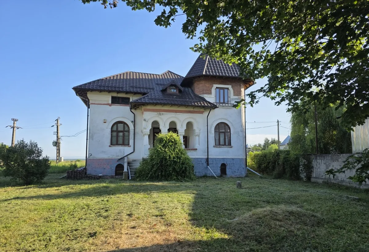 Poienarii Burchii conac neoromanesc si teren 2 800 mp in judetul Prahova