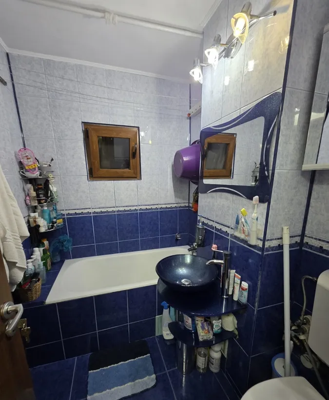 Trapezului metrou 1 Decembrie 1918 renovat complet geam baie centrala