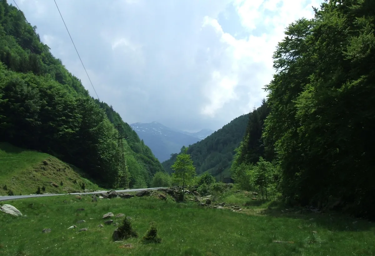 Raul Mare Retezat spre statiunea de schi Rausor Judetul Hunedoara