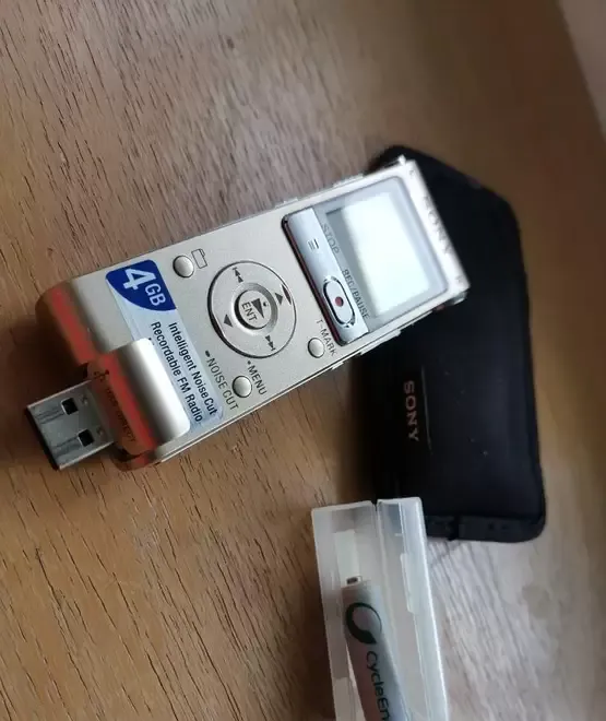 Reportofon stereo radio Sony ICD-UX513F cu husa