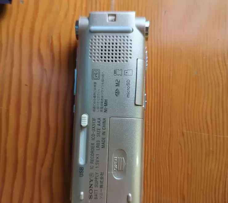 Reportofon stereo radio Sony ICD-UX513F cu husa