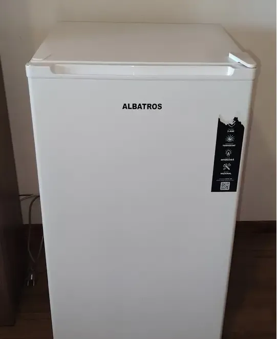 Frigider 90 L cu congelator mic