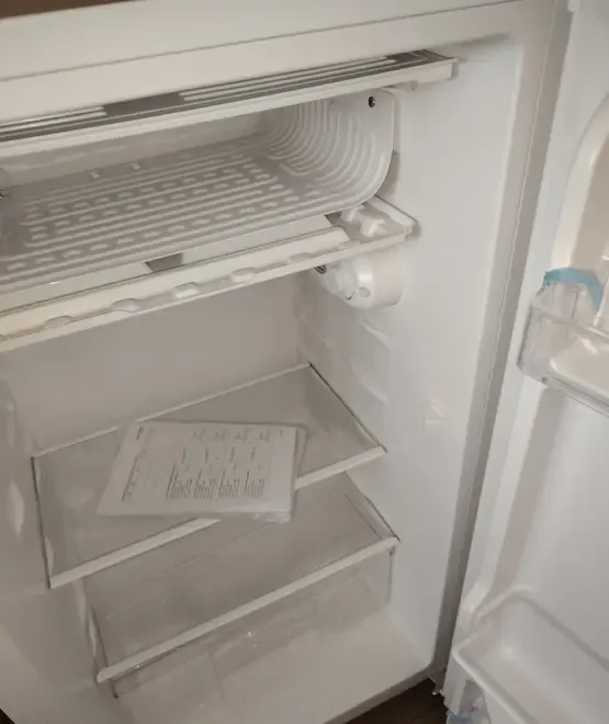 Frigider 90 L cu congelator mic