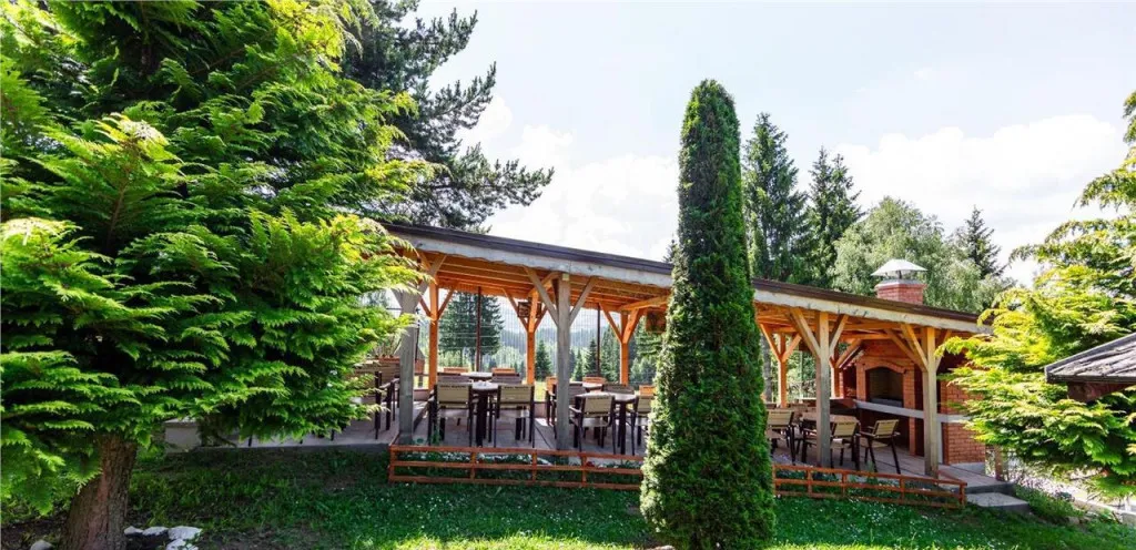 Complex turistic cu privelisti picturale apa curativa aer pu