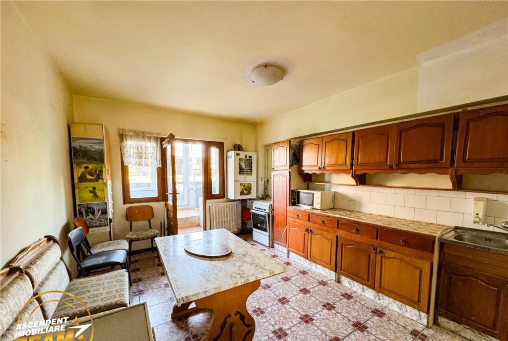 Tur 3D Apartament 4 camere spatios luminos cu garaj Ultra