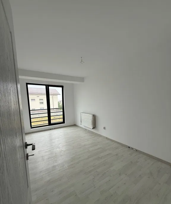 Triplex bine compartimentat 5 camere si loc de parcare