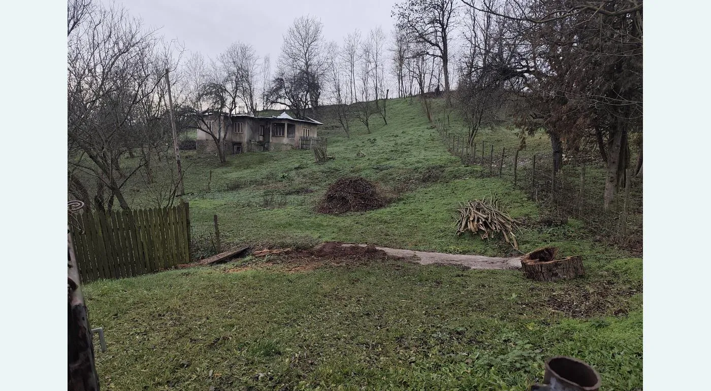 Teren intravilan si casa de vanzare