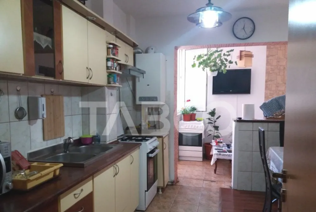 Apartament 72 mp 3 camere 2 bai etaj 3 balcon zona buna Cisn