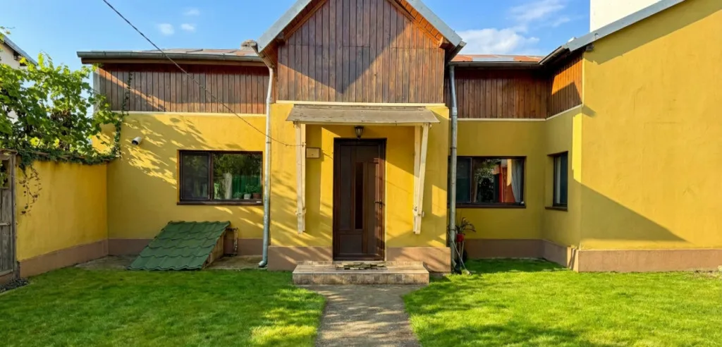 Casa la parter 2 Camere Ferentari Curte generoasa
