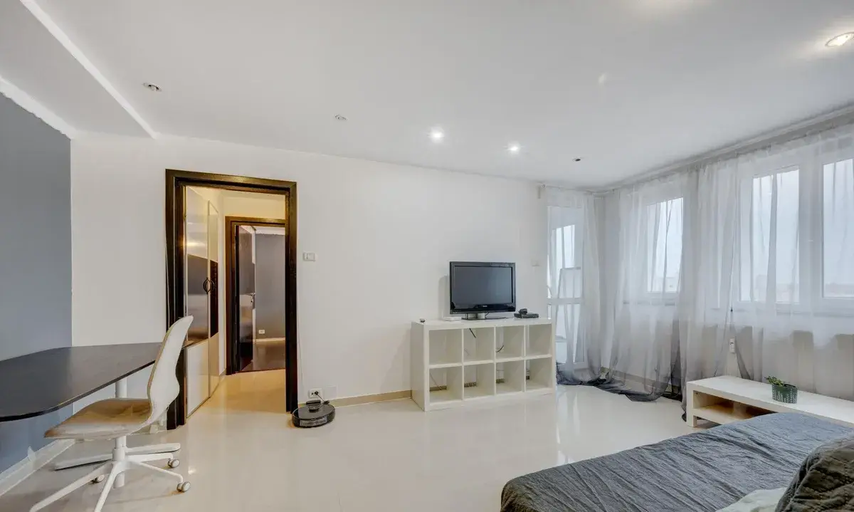 Titan Apartament luminos 2 camere Metrou Parc ior Titan / 1 Decembrie