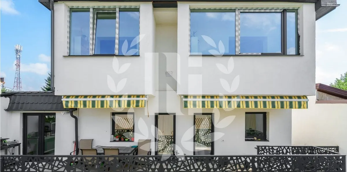 Apartament 4 camere cu terasa si curte generoasa