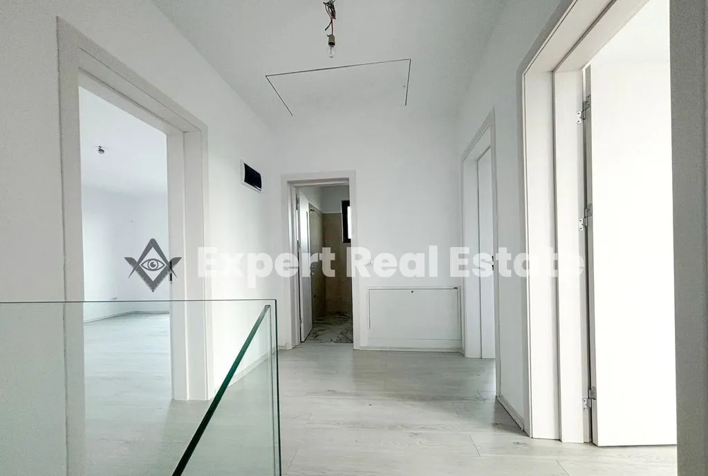 Vila corbeanca laguna albastra