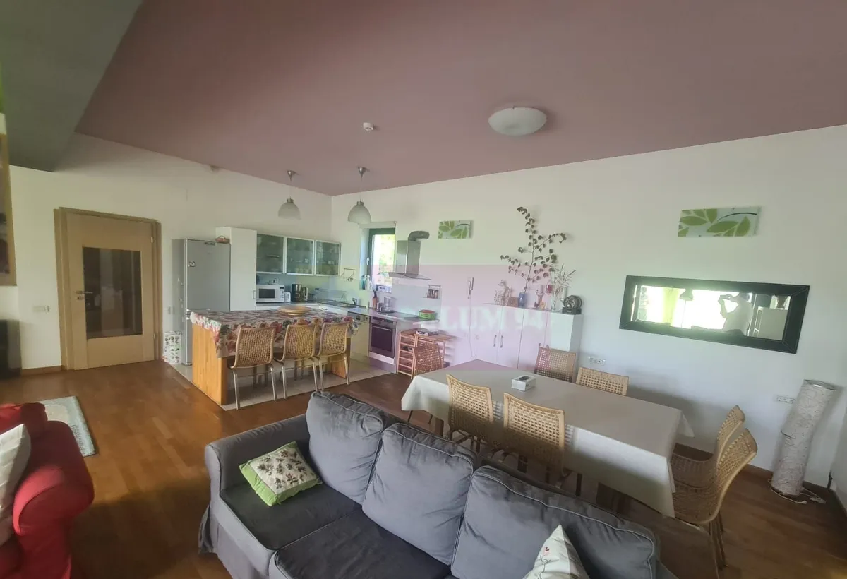 Vila de vanzare cu 6 camere in Cornu teren 6 600 mp