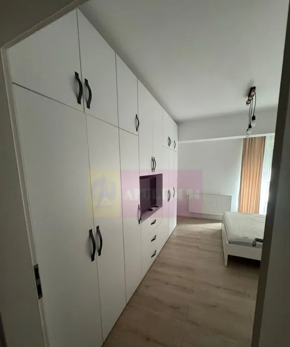 De vanzare apartament cu 2 camere si loc de parcare 12