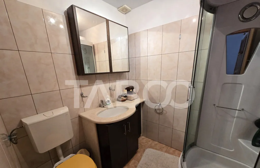 Apartament de vanzare 4 camere decomandat 74 mpu Valea Aurie