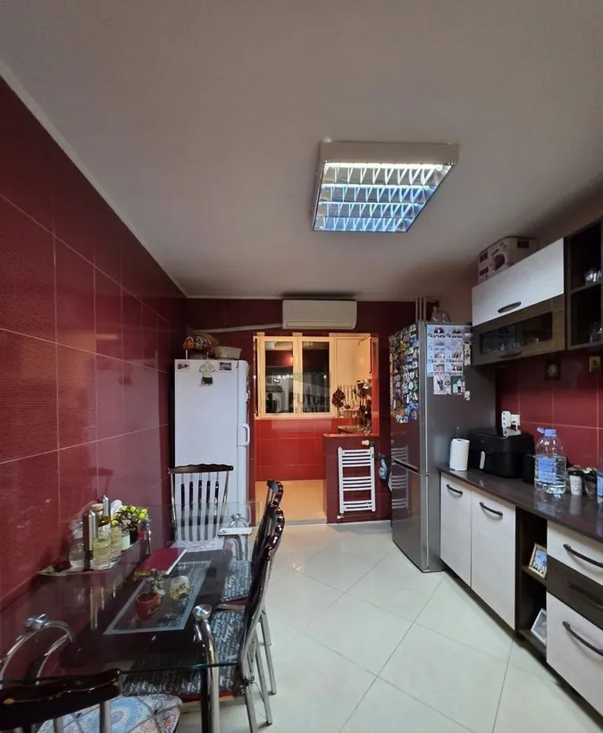 Apartament 4 camere etaj 2/8 zona excelenta