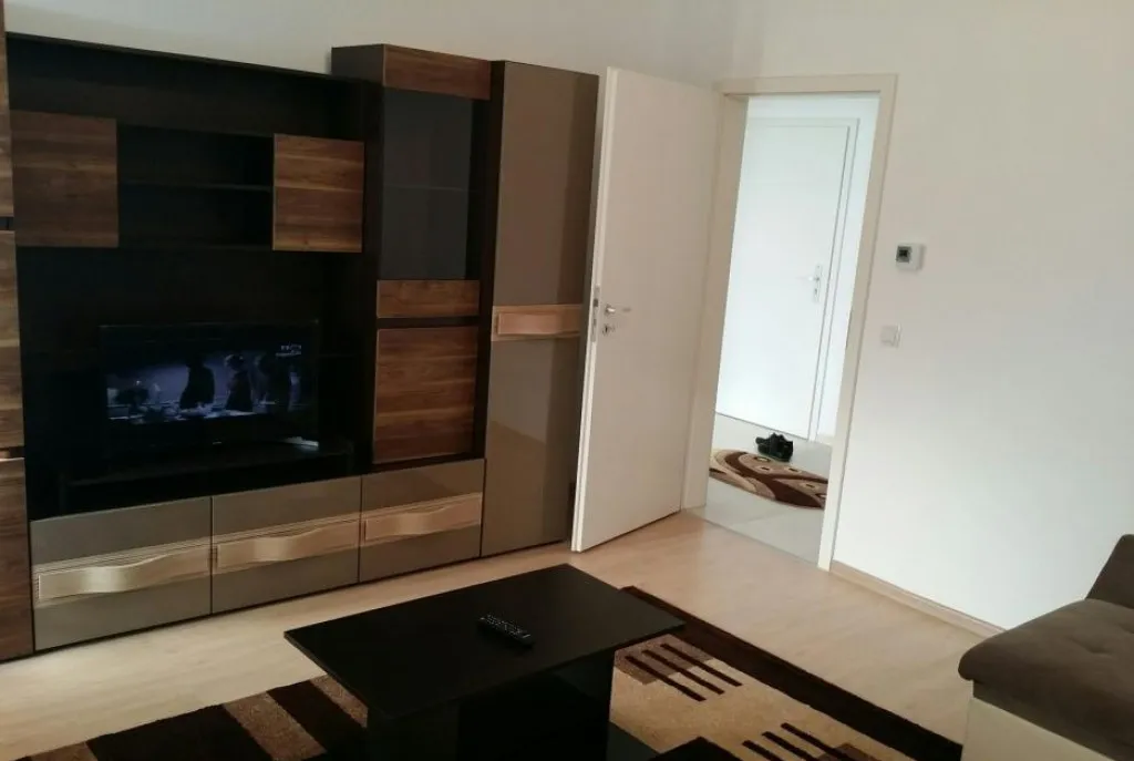 1 camera situat langa Iulius Mall