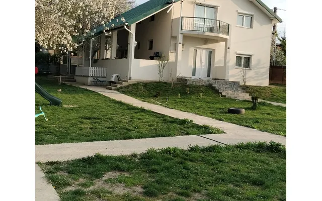 Inchiriez casa Aroneanu - 5 camere 1000 mp curte panouri fotovoltaice 5 km de Podu de Fier