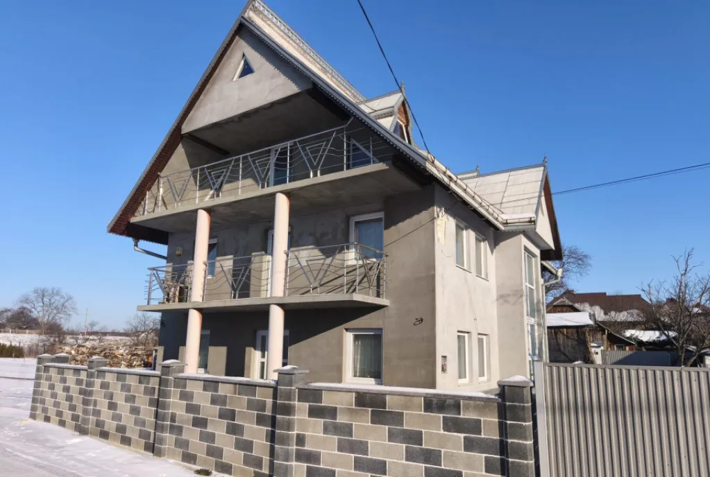 Casa P 1 173 mp utili 415 mp teren zona Drumul Muntenilor