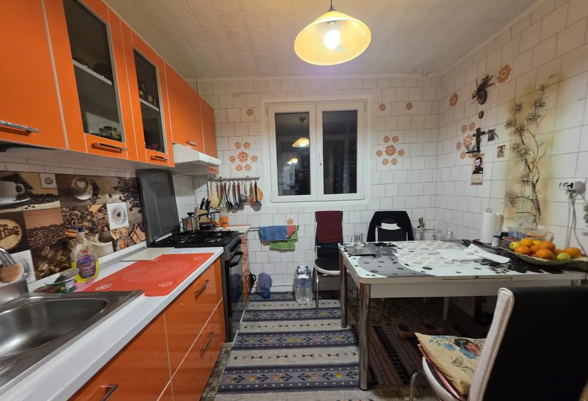 Dristor 5 minute metrou Ramnicul Sarat chiar pe Istriei bloc 1983