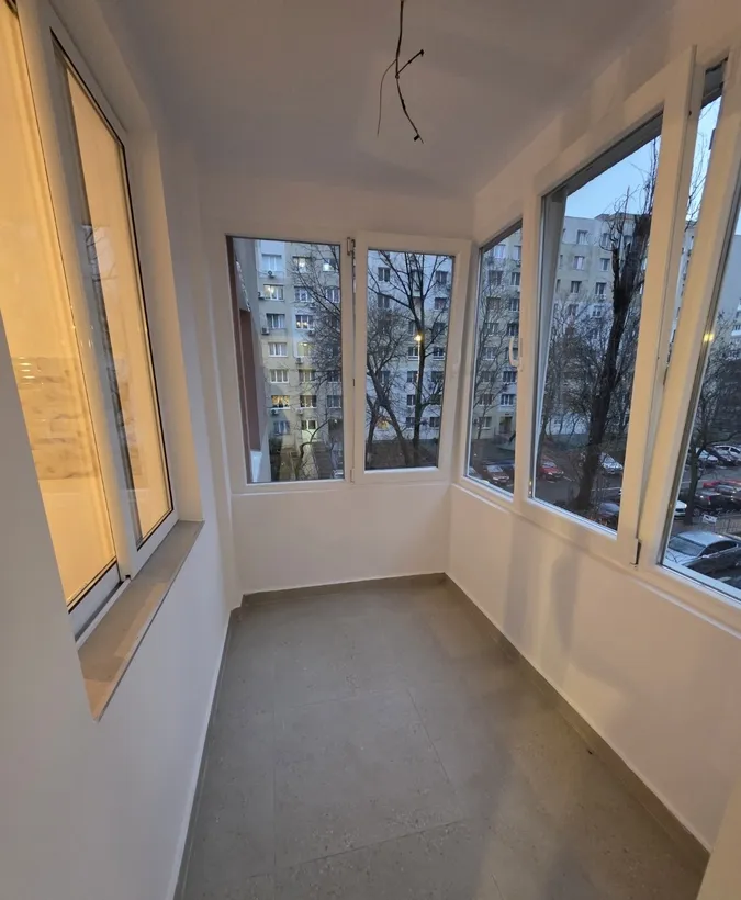 Trapezului chiar la metrou 1 Decembrie 1918 renovat complet geam baie