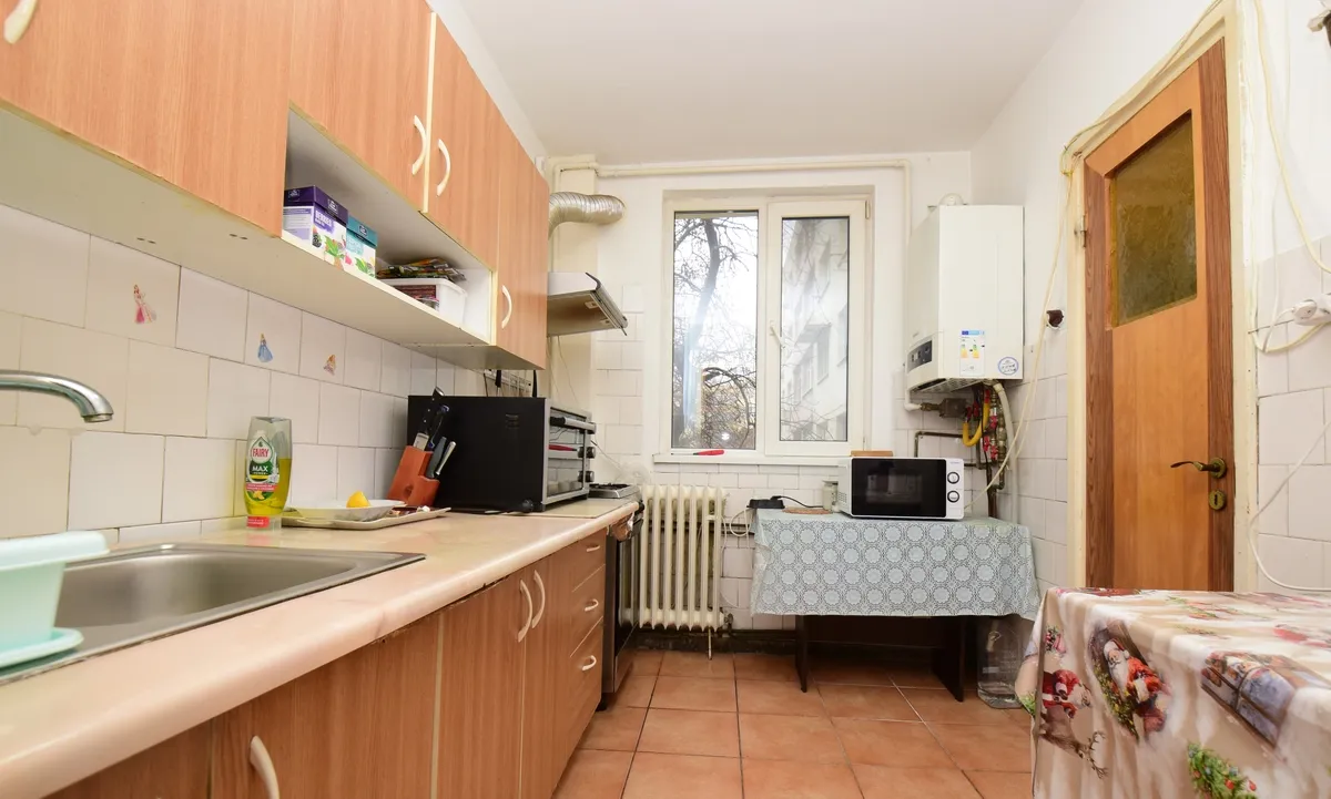 Giurgeni 1 Decembrie 4 camere decomandat etaj 1 centrala boxa