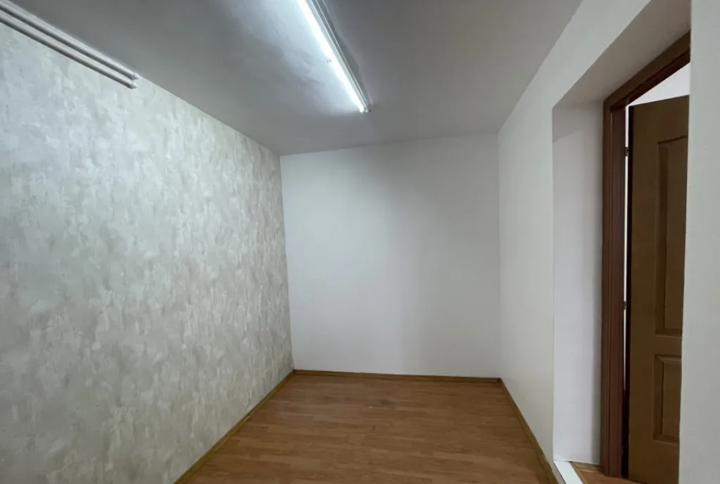 Birou 40 mp Depozitare 34 mp Lizeanu Maica Domnului T