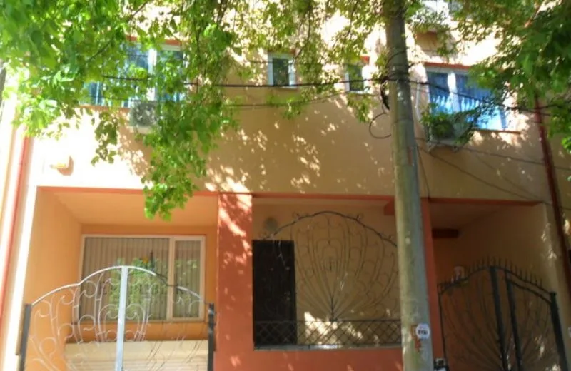 Piata Muncii Calea Calarasilor vila 12 camere suprafata 370mp curte 150mp