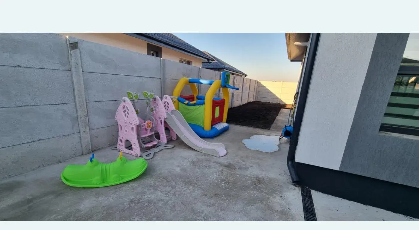 Casa idividuala 90 mp curte 311mp 4 camere 2 bai Crisul